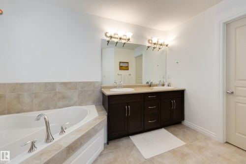 835 Armitage Wynd, Edmonton, AB - Indoor Photo Showing Bathroom