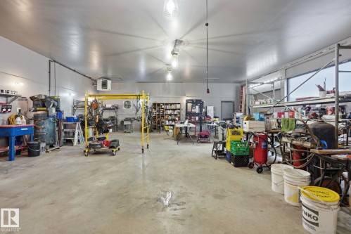 1307 Twp Road 510, Rural Parkland County, AB - Indoor Photo Showing Garage