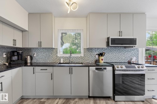 101 Hillside Place, Millet, AB - Indoor Photo Showing Kitchen With Upgraded Kitchen