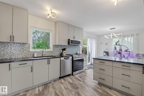 101 Hillside Place, Millet, AB - Indoor Photo Showing Kitchen With Upgraded Kitchen