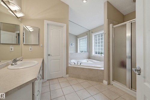 28 Prestige Point(E), Edmonton, AB - Indoor Photo Showing Bathroom