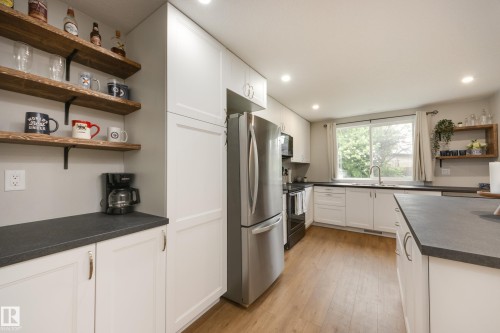 29 Chungo Drive, Devon, AB - Indoor Photo Showing Kitchen