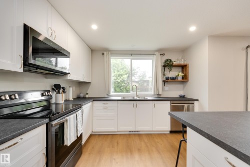 29 Chungo Drive, Devon, AB - Indoor Photo Showing Kitchen With Double Sink With Upgraded Kitchen