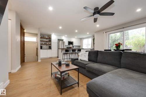 29 Chungo Drive, Devon, AB - Indoor Photo Showing Living Room