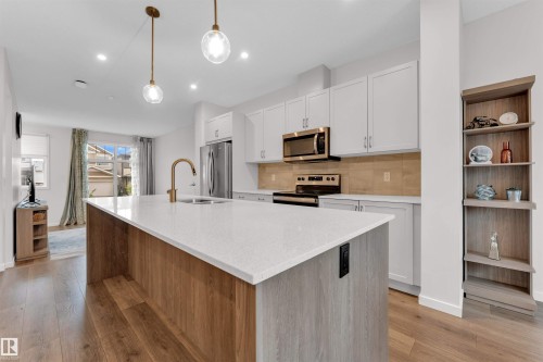 3607 6 Avenue, Edmonton, AB - Indoor Photo Showing Kitchen With Upgraded Kitchen