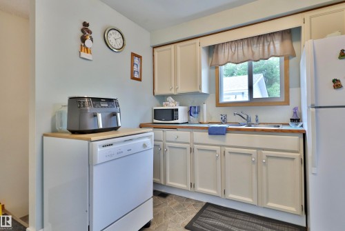 144 Cameron Crescent, Wetaskiwin, AB - Indoor Photo Showing Kitchen With Double Sink