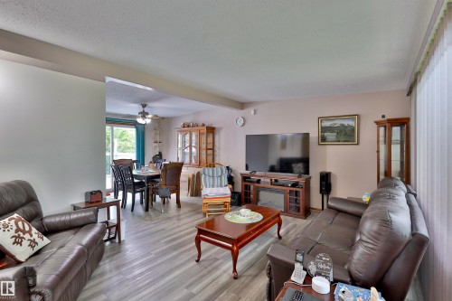 144 Cameron Crescent, Wetaskiwin, AB - Indoor Photo Showing Living Room