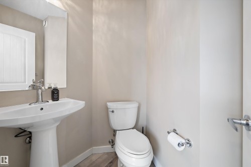 2914 18A Avenue, Edmonton, AB - Indoor Photo Showing Bathroom