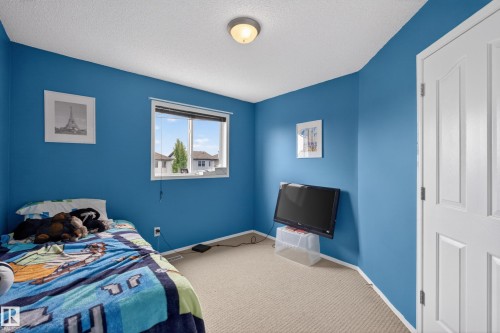 Carpeted room with a single window, white trim, and a white paneled door - 8 Vega Avenue, Spruce Grove, AB - Indoor Photo Showing Bedroom