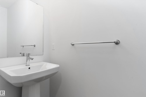 5633 Hawthorn Way Sw, Edmonton, AB - Indoor Photo Showing Bathroom