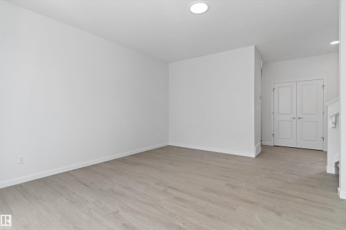 5633 Hawthorn Way Sw, Edmonton, AB - Indoor Photo Showing Other Room