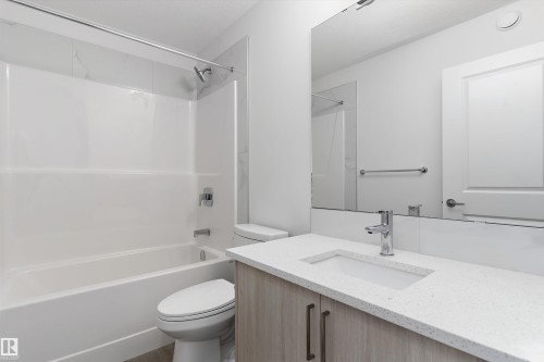 5633 Hawthorn Way Sw, Edmonton, AB - Indoor Photo Showing Bathroom
