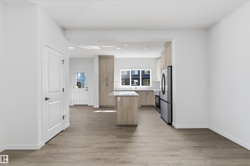 5633 Hawthorn Way Sw, Edmonton, AB - Indoor Photo Showing Kitchen