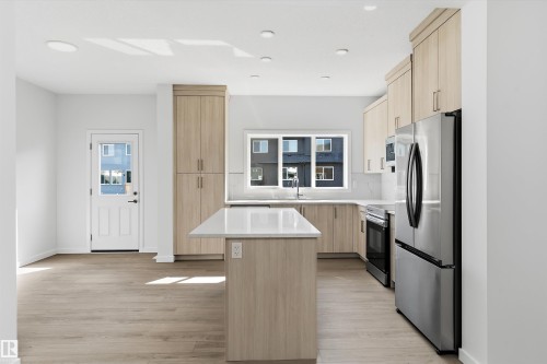 5633 Hawthorn Way Sw, Edmonton, AB - Indoor Photo Showing Kitchen With Double Sink With Upgraded Kitchen