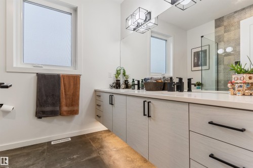 9124 73 Avenue, Edmonton, AB 