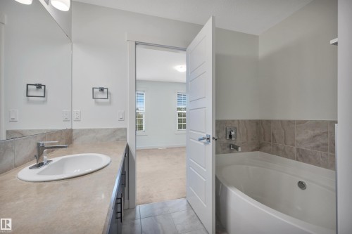 908 Valour Way, Edmonton, AB - Indoor Photo Showing Bathroom