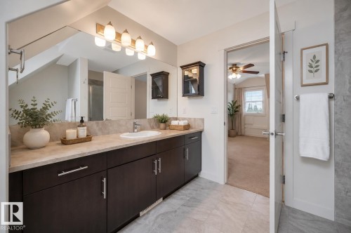 908 Valour Way, Edmonton, AB - Indoor Photo Showing Bathroom