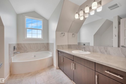 908 Valour Way, Edmonton, AB - Indoor Photo Showing Bathroom