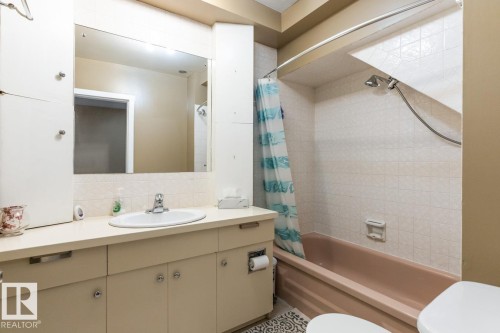6303 89 Avenue, Edmonton, AB - Indoor Photo Showing Bathroom