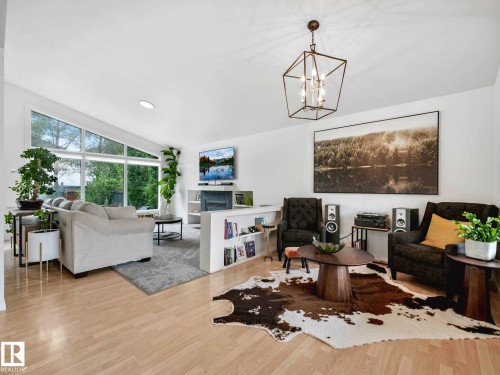 920 Haliburton Road, Edmonton, AB - Indoor Photo Showing Living Room