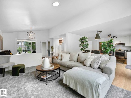 920 Haliburton Road, Edmonton, AB - Indoor Photo Showing Living Room
