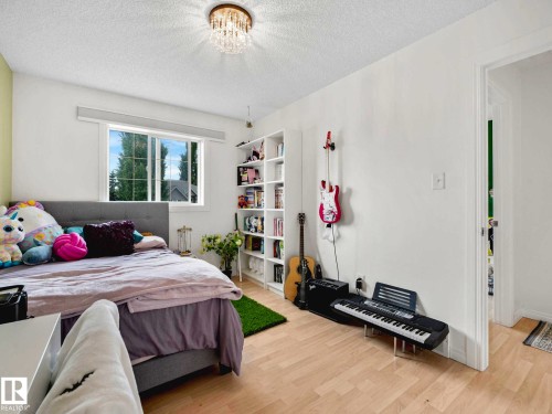 920 Haliburton Road, Edmonton, AB - Indoor Photo Showing Bedroom