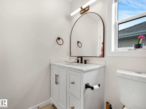 920 Haliburton Road, Edmonton, AB - Indoor Photo Showing Bathroom