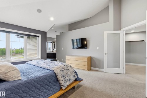 Vaulted ceilings and large windows create an open atmosphere - 5709 Mcluhan Bay, Edmonton, AB 