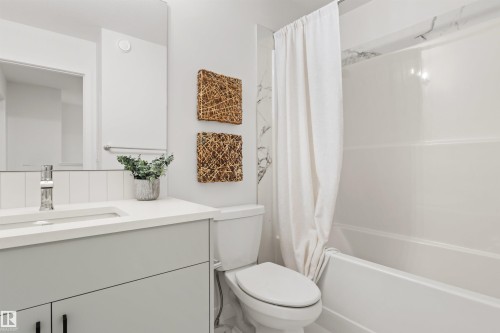 5730 Hawthorn Common, Edmonton, AB - Indoor Photo Showing Bathroom