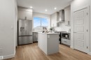 5730 Hawthorn Common, Edmonton, AB  - Indoor Photo Showing Kitchen With Upgraded Kitchen 