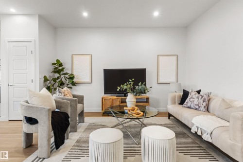 5730 Hawthorn Common, Edmonton, AB - Indoor Photo Showing Living Room