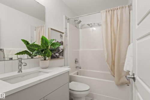 5730 Hawthorn Common, Edmonton, AB - Indoor Photo Showing Bathroom