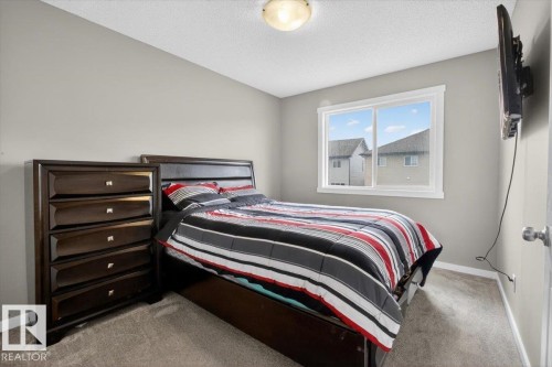 Bedroom with neutral wall color and textured carpeting - 223 40A Avenue, Edmonton, AB - Indoor Photo Showing Bedroom
