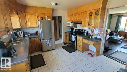 7220 131A Avenue, Edmonton, AB - Indoor Photo Showing Kitchen