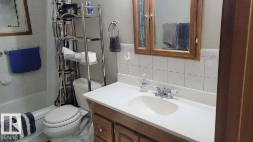 7220 131A Avenue, Edmonton, AB - Indoor Photo Showing Bathroom