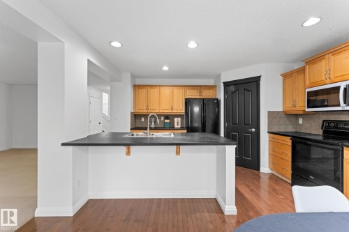 1951 120 Street, Edmonton, AB - Indoor Photo Showing Kitchen
