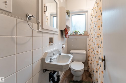 11228 67 Street, Edmonton, AB - Indoor Photo Showing Bathroom