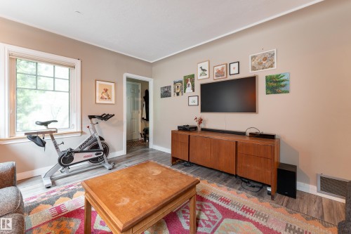 11228 67 Street, Edmonton, AB - Indoor Photo Showing Living Room