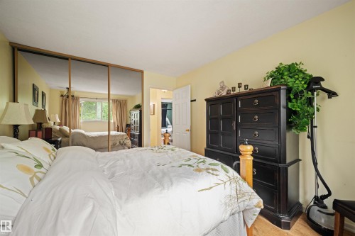 Mirrored sliding closet doors - 31 Royal Road, Edmonton, AB 