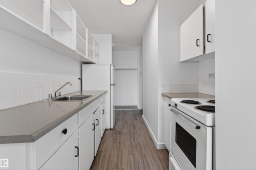 1007 9930 113 Street, Edmonton, AB - Indoor Photo Showing Kitchen