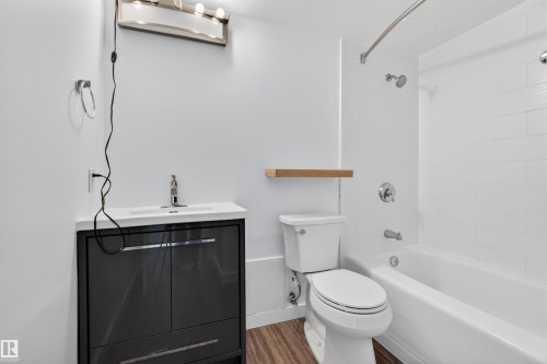 1007 9930 113 Street, Edmonton, AB - Indoor Photo Showing Bathroom