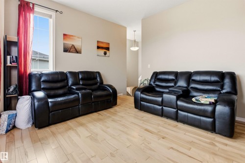 Open-concept living space with light wood-finish flooring - 32 Lamplight Bay, Spruce Grove, AB 