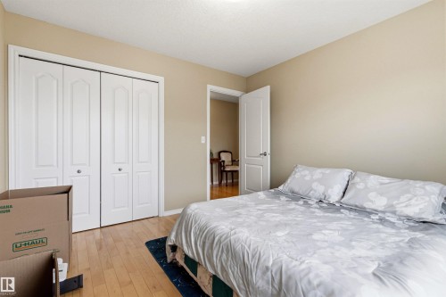Room featuring wood-finish flooring, neutral wall tones, and white trim - 32 Lamplight Bay, Spruce Grove, AB 