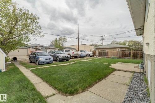 Expansive green lawn area with concrete walkways - 10524 78 Street, Edmonton, AB - Outdoor