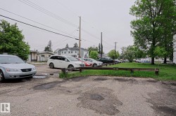 Image quality insufficient for description - 