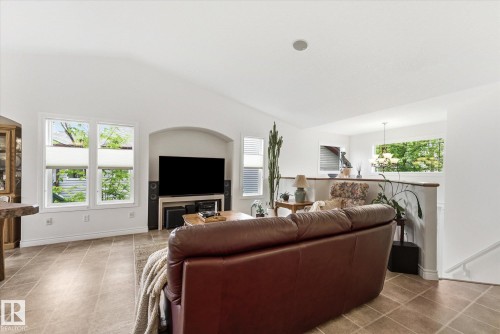 843 Oakland Place, Devon, AB 