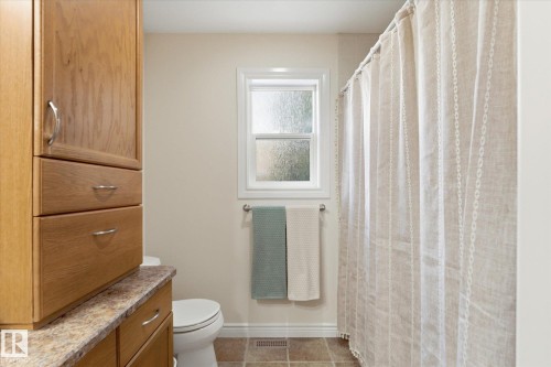 843 Oakland Place, Devon, AB 