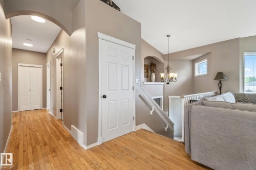 Archway entry hallway featuring wood-finish flooring - 14 53122 Rge Road 14, Rural Parkland County, AB 