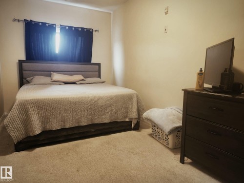 Carpeted room with neutral-toned walls - 425 4304 139 Avenue, Edmonton, AB 