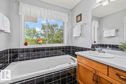 9808 108A, Fort Saskatchewan, AB - Indoor Photo Showing Bathroom